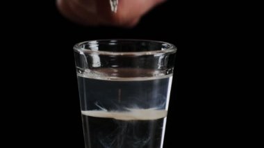 Barmen, Sambuca ve İrlanda kremalı alkollü bir kokteyli ateşe veriyor.