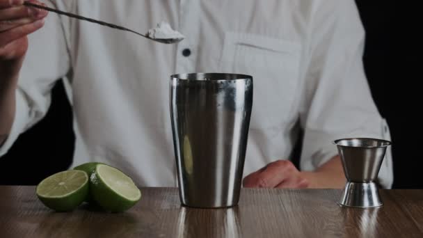 Bartendern Häller Sockerpulver Shaker Medan Han Förbereder Alkoholhaltig Cocktail — Stockvideo