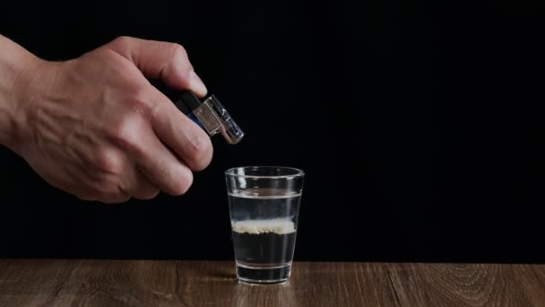 삼부카와 아일랜드 알코올 칵테일에 지르는 바텐더 — 비디오