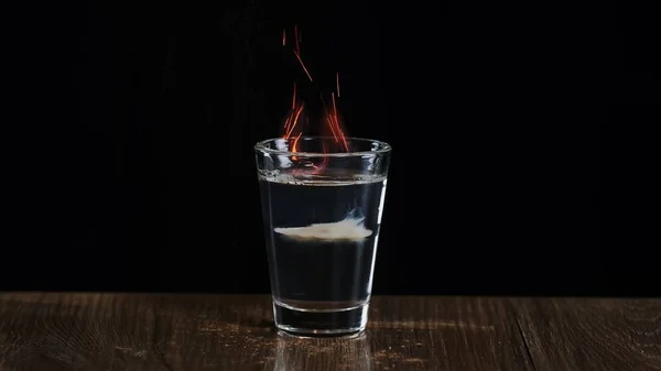 Barmen, Sambuca ve İrlanda kremalı alkollü bir kokteyli ateşe veriyor.