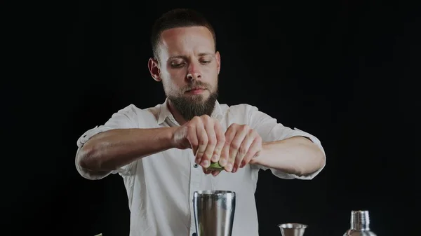 Alkollü kokteyl yapıyorum. Barmen bıçaklara dilimlenmiş limon kusar.