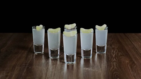 Kokteyl bardağında marmelatlı kamikaze kokteyli.