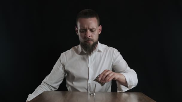 Bartender Menuangkan Cairan Kopi Dari Jigger Gelas Koktail — Stok Video