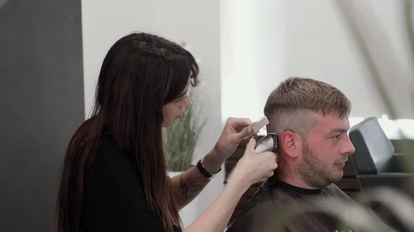 Warschau Polen Juni 2019 Schöner Mann Bekommt Trendigen Haarschnitt Salon — Stockfoto