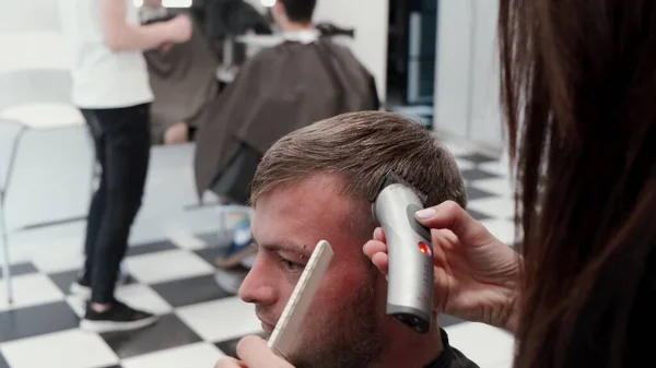 2019年6月10日 一个英俊的男人在沙龙里有一个时髦的发型 — 图库照片