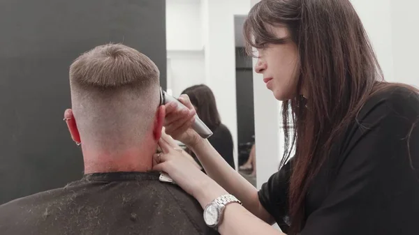 Yakışıklı Adam Kuaförde Moda Saç Kesimi Yaptırıyor Kapat — Stok fotoğraf
