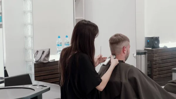 Hombre Guapo Está Cortando Pelo Moda Salón Cerca — Foto de Stock