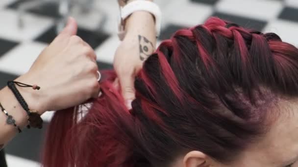Profesjonalne Warkocze Fryzjerskie Plecionki Czerwonych Włosów Kobiet — Wideo stockowe