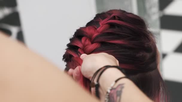 Professionele Kapper Vlechten Vlechten Rood Gekleurd Vrouwelijk Haar — Stockvideo