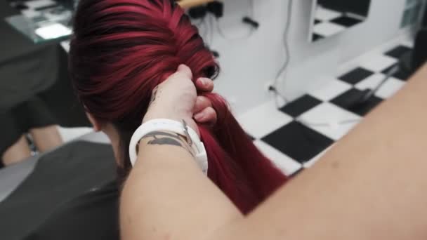 Peluquería Profesional Trenzas Trenzas Para Cabello Femenino Color Rojo — Vídeos de Stock