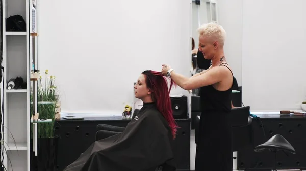 2019年6月12日 理发师将辫子剪成红色的女性头发 — 图库照片