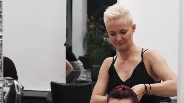 Warsaw Polonia Junio 2019 Peluquería Trenzas Trenzadas Cabello Rojo Femenino —  Fotos de Stock