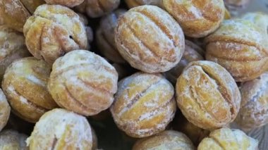 Yoğunlaştırılmış süt ve fındıklı ev yapımı kurabiye.