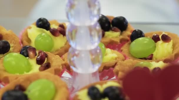Μικρή Όμορφη Τούρτα Κρέμα Διακοσμημένα Φρούτα Και Μούρα — Αρχείο Βίντεο
