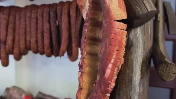 Viande Fumée Avec Porc Accroché Une Ficelle — Video