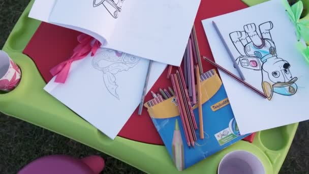 Warsaw Lengyelország Június 2019 Színező Oldalak Gyerekeknek Ceruzák Vannak Asztalon — Stock videók