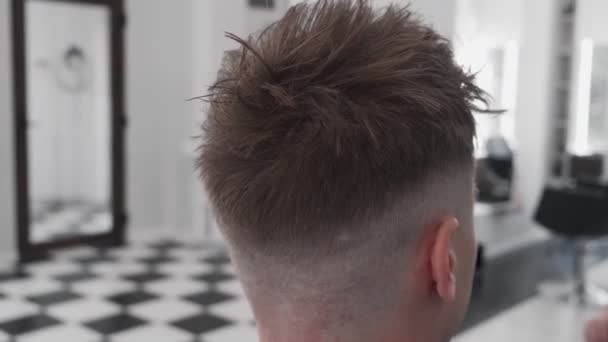 Yakışıklı Adam Kuaförde Moda Saç Kesimi Yaptırıyor Kapat — Stok video