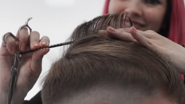 Профессиональная Женщина Парикмахер Расчесывает Стрижет Волосы Мужчины Медленное Движение — стоковое видео