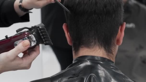 在沙龙里用修剪过的头发理发 帅男人的发型越来越时髦了 — 图库视频影像