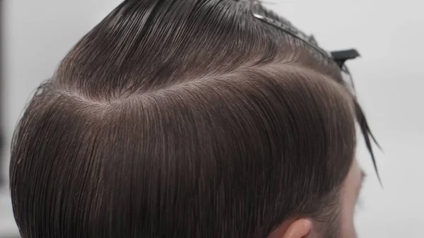 Parrucchiere Femminile Professionale Pettinando Capelli Dell Uomo Parrucchiere Che Lavora — Foto Stock