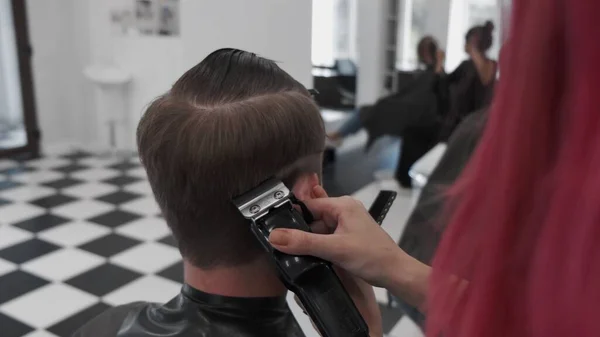 Cutting Man Hair Trimmer Salon Close Head Guy Trendy Haircut — Stock Photo, Image