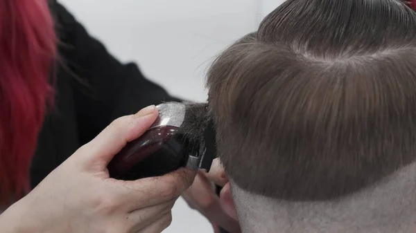 Різання Волосся Чоловіка Тримером Салоні Крупним Планом Голова Хлопця Модною — стокове фото