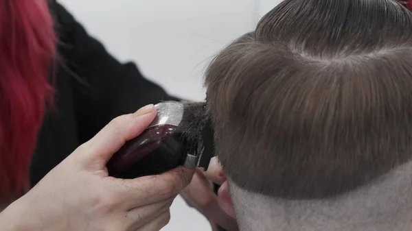 Cortar Cabelo Homem Com Aparador Salão Close Cabeça Cara Com — Fotografia de Stock