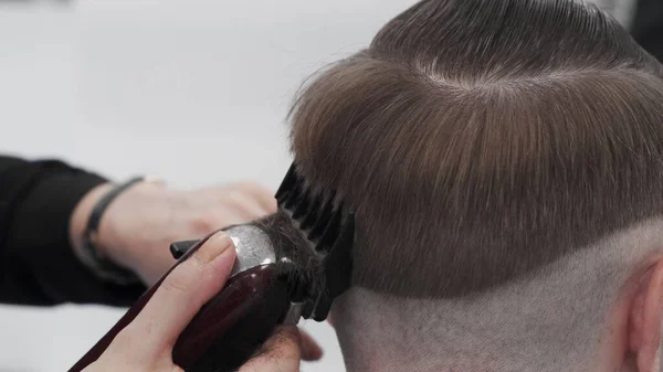 Obcinanie Męskich Włosów Przycinaczem Salonie Zbliżenie Głowa Faceta Modnej Fryzury — Zdjęcie stockowe
