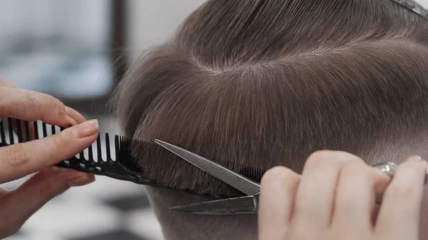 Pettinatura Professionale Parrucchiere Femminile Taglio Capelli Uomo — Foto Stock