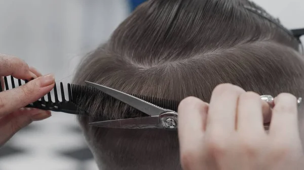 Professionele Vrouwelijke Hairstylist Kammen Knippen Man Haar — Stockfoto