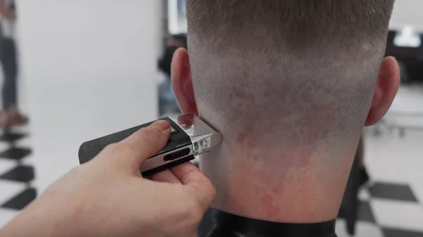 Cortar Cabelo Homem Com Aparador Salão Bonito Homem Está Ficando — Fotografia de Stock