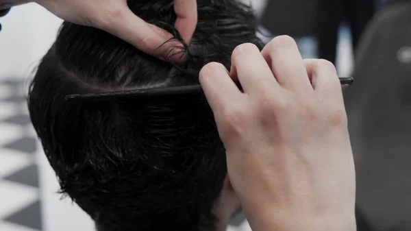 Professionele Vrouwelijke Kapper Kammen Mannenhaar Kapsalon Aan Het Werk — Stockfoto