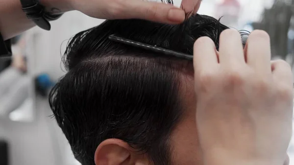 2019年6月30日 专业女性发型师梳头 — 图库照片