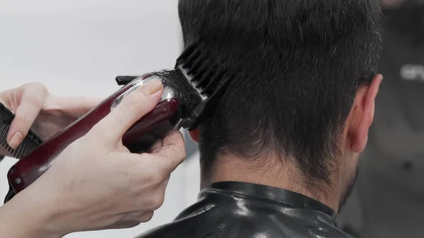 Coupe Les Cheveux Homme Avec Tondeuse Dans Salon Beau Mec — Photo
