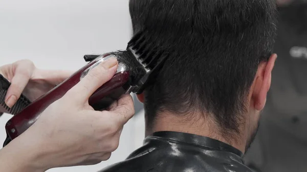 Manshaar Knippen Met Trimmer Salon Knappe Man Krijgt Trendy Kapsel — Stockfoto