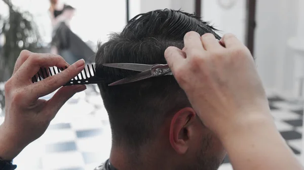 Pettinatura Professionale Parrucchiere Femminile Taglio Capelli Uomo — Foto Stock