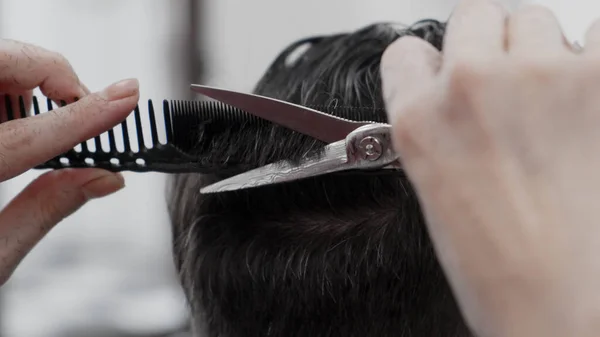 Professionele Vrouwelijke Hairstylist Kammen Knippen Man Haar — Stockfoto