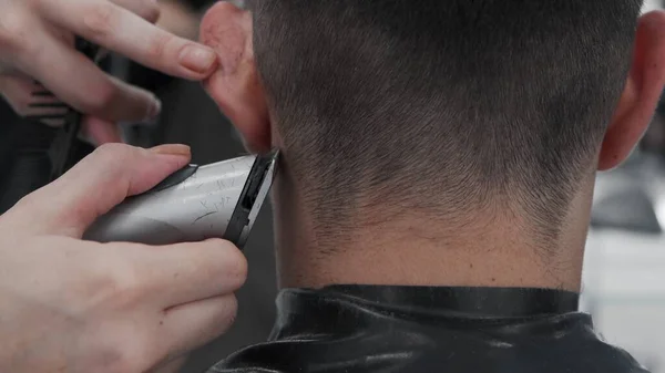 Cortar Pelo Del Hombre Con Trimmer Salón Hombre Guapo Está — Foto de Stock