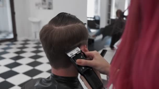 Cortar Pelo Del Hombre Con Trimmer Salón Cerca Cabeza Del — Vídeos de Stock