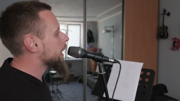 Fiatal Zenész Énekel Mikrofonba Miközben Dalt Vesz Fel Otthon — Stock videók