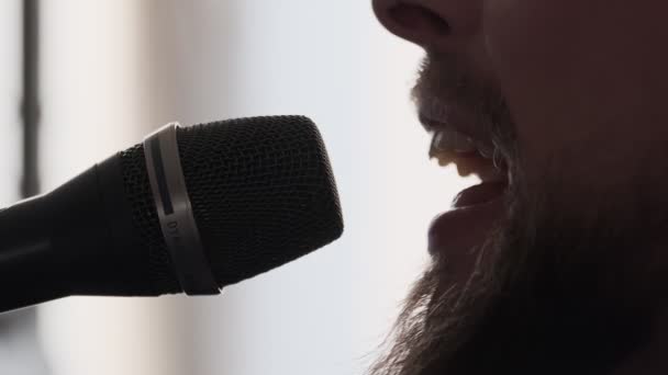 Νέος Μουσικός Τραγουδά Στο Μικρόφωνο Ενώ Ηχογραφεί Νέο Τραγούδι Στο — Αρχείο Βίντεο