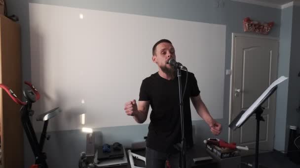 Warsaw Poland 2019年7月2日 自宅で歌を録音しながらマイクに歌うミュージシャン — ストック動画