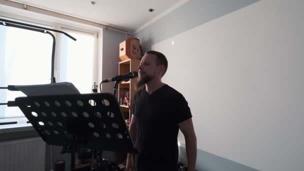 Evde Yeni Şarkı Kaydederken Mikrofona Şarkı Söyleyen Genç Müzisyen — Stok video