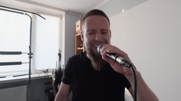 Jovem Músico Cantando Microfone Enquanto Grava Nova Música Casa — Vídeo de Stock