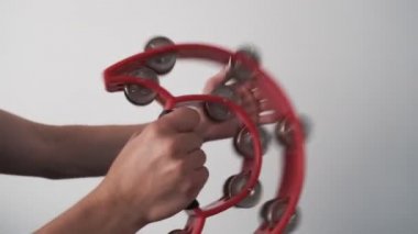 Müzik aleti tef. Genç müzisyen evde çalışıyor.