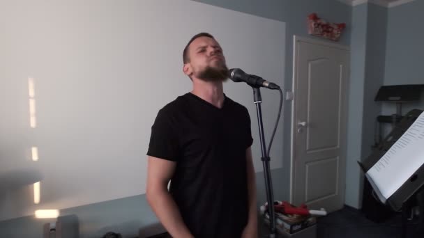 Warsaw Poland Temmuz 2019 Müzisyen Evde Şarkı Söylerken Mikrofona Şarkı — Stok video