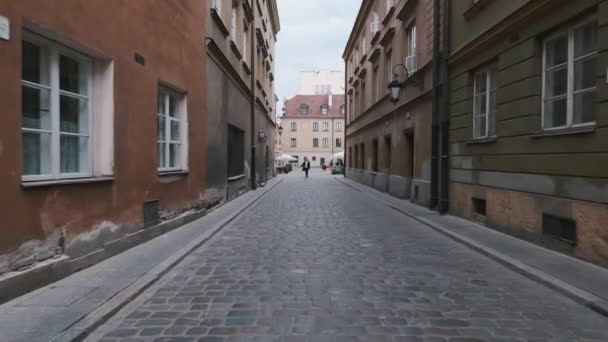 Guapo Barbudo Caminando Por Calle Casco Antiguo Varsovia Polonia — Vídeo de stock