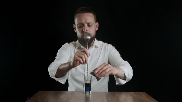 Förberedelse Lexus Cocktail Närbild Häller Sambuca Ett Glas — Stockvideo