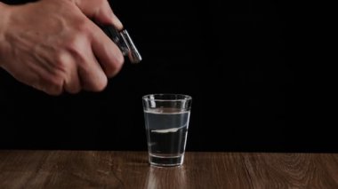 Barmen, Sambuca ve İrlanda kremalı alkollü bir kokteyli ateşe veriyor.