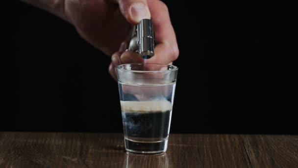 Fuoco Del Barista Cocktail Alcolico Con Sambuca Panna Irlandese — Video Stock